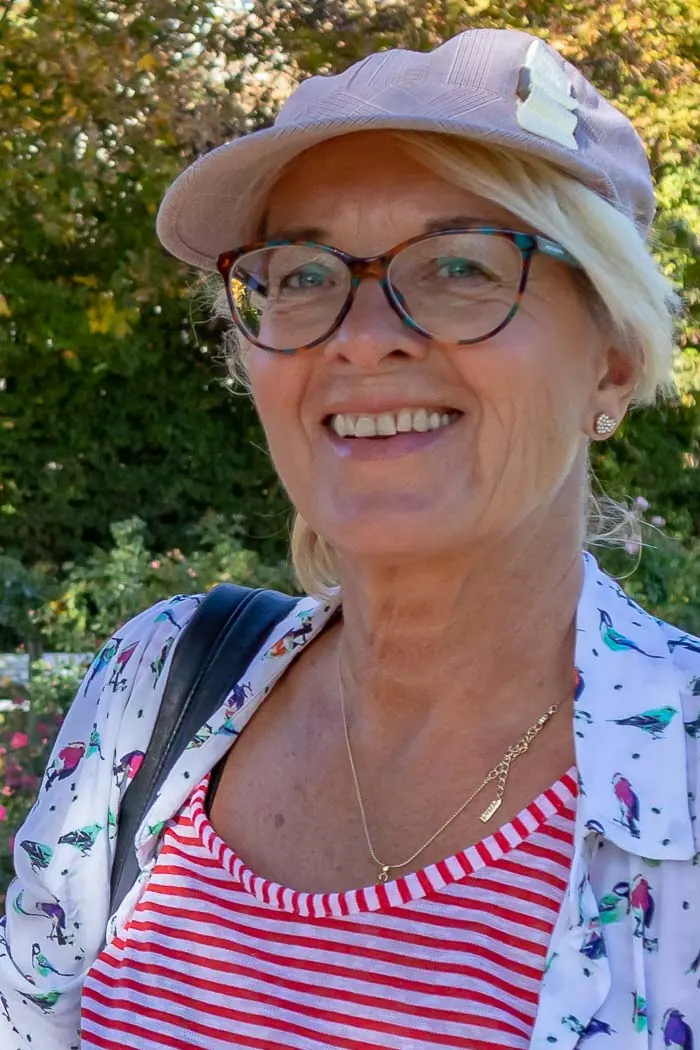 Silvia Goebel, Fastenbegleiterin, lächelnd im Garten